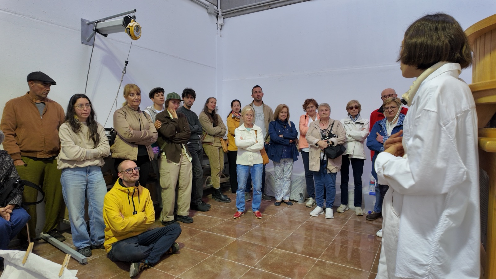 Grupo de visitantes durante una jornada de puertas abiertas en el molino